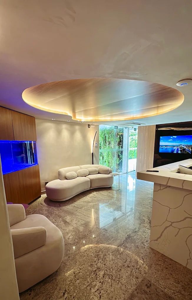 Lounge de espera com iluminação indireta
